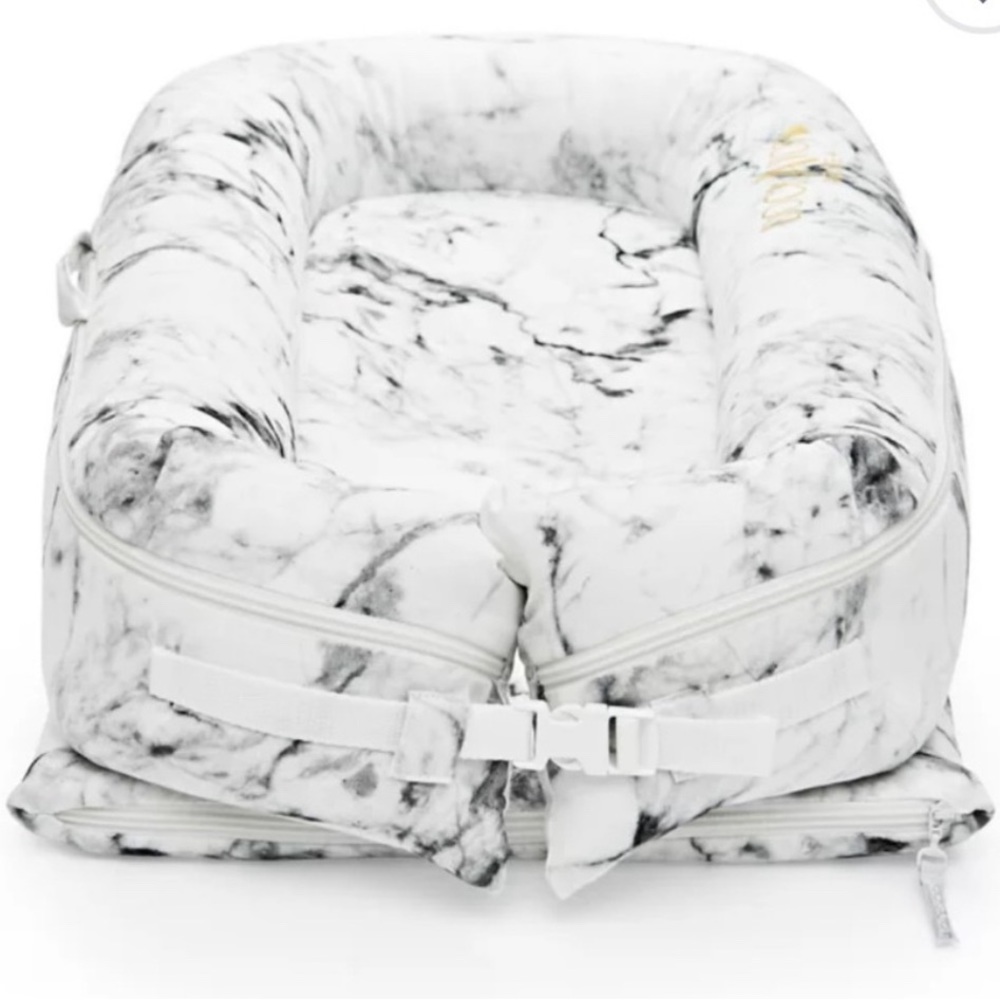 White marble Dock a Tot Deluxe - like New